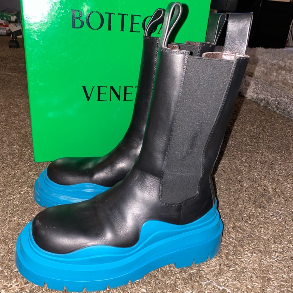 Bottega Veneta Tire Leather Chelsea Boot - Picture 3 of 9